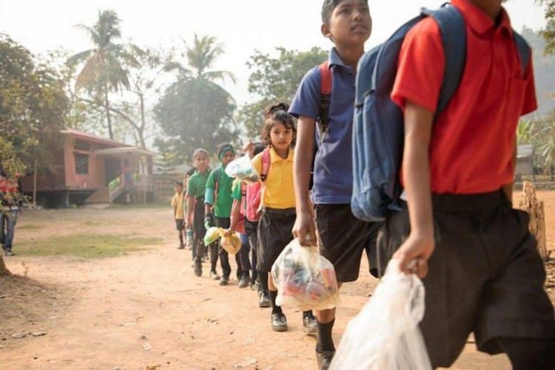Σε σχολείο της Ινδίας, οι μαθητές πληρώνουν τα δίδακτρα με πλαστικά απόβλητα αντί για χρήματα