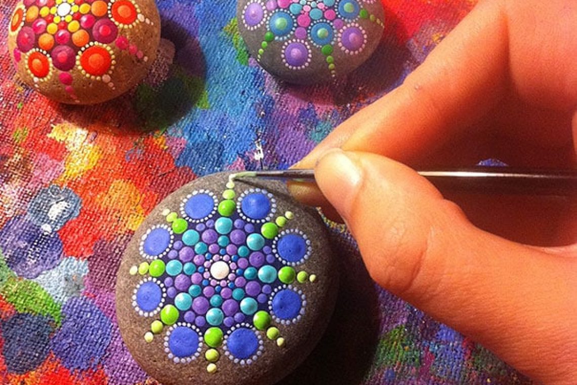Αυστραλιανή καλλιτέχνης μεταμορφώνει βότσαλα σε mandala