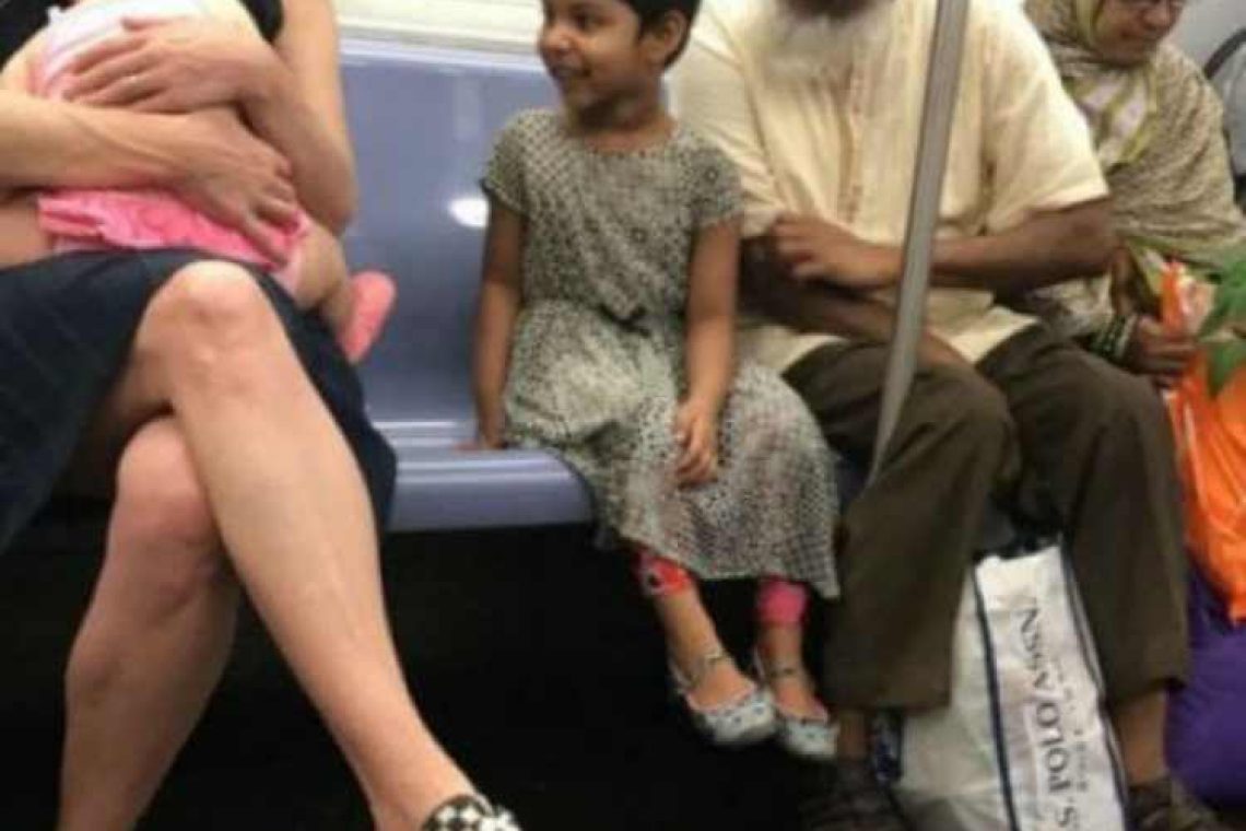 Μια φωτογραφία από το μετρό εχει γίνει ύμνος στη διαφορετικότητα