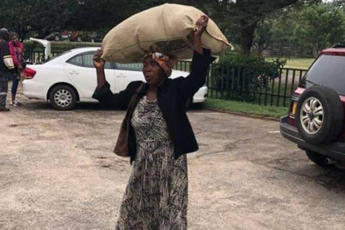 Μάθημα ανθρωπιάς: 71χρονη γιαγιά, περπάτησε 6 μίλια, για να βοηθήσει τους επιζώντες από τους φονικούς κυκλώνες στη Ζιμπάμπουε