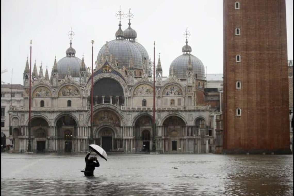 Η Βενετία αντιμετωπίζει τις χειρότερες πλημμύρες των τελευταίων 50 χρόνων