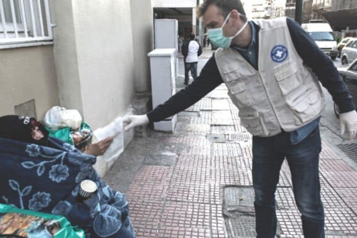 Οι Γιατροί του Κόσμου μοιράζουν σε άστεγους γάντια, μάσκες και αντισηπτικά