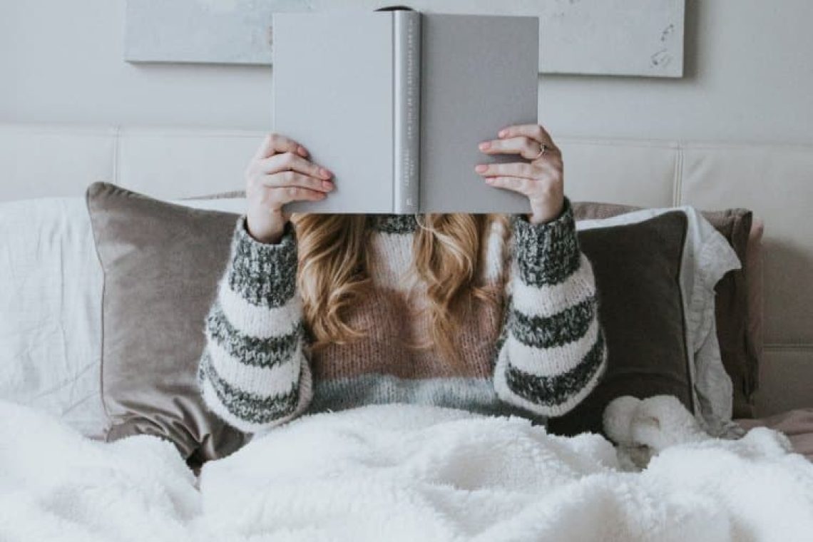 3 λόγοι που αξίζει να αφήσετε το κινητό και να πιάσετε ένα βιβλίο πριν αποκοιμηθείτε