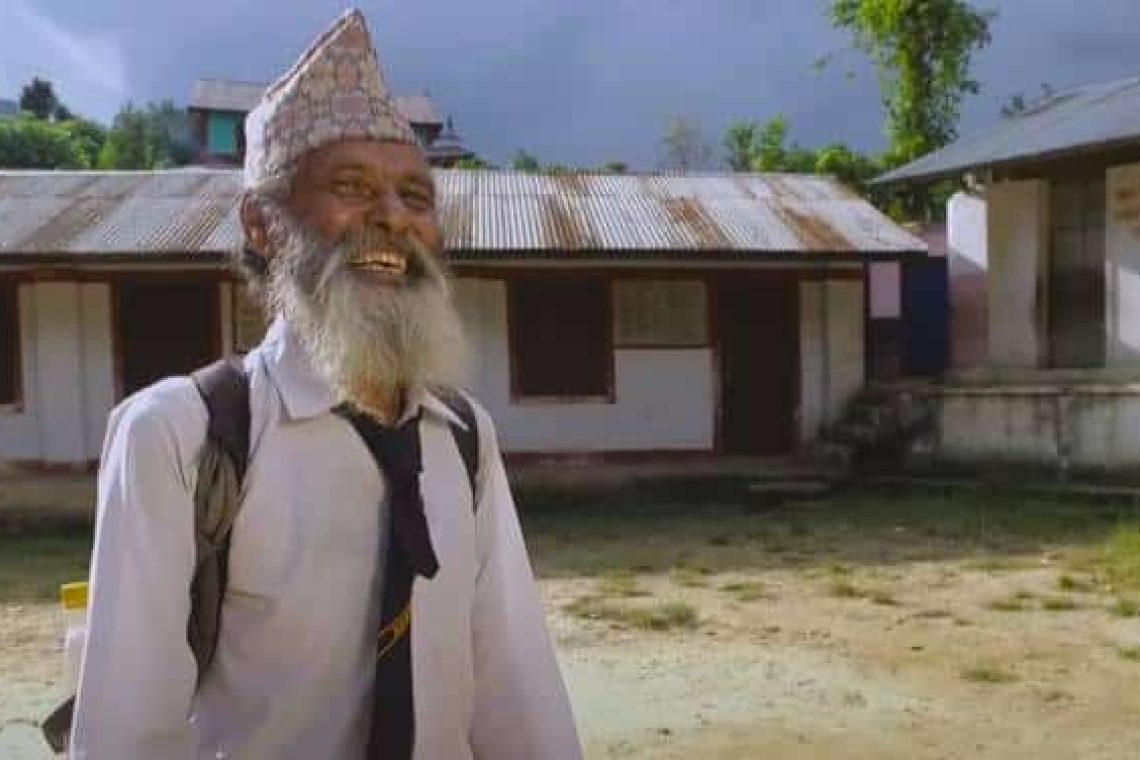 Έχουμε ανάγκη τη παιδεία. Η συγκινητική ιστορία του 69χρονου μαθητή από το Νεπάλ (βίντεο)
