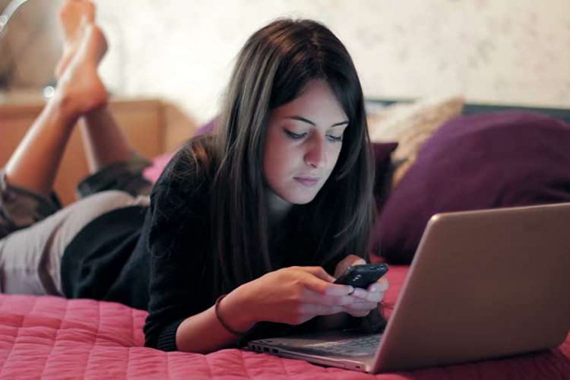 Πιο ευάλωτα τα κορίτσια στη δυστυχία που προκαλούν τα social media