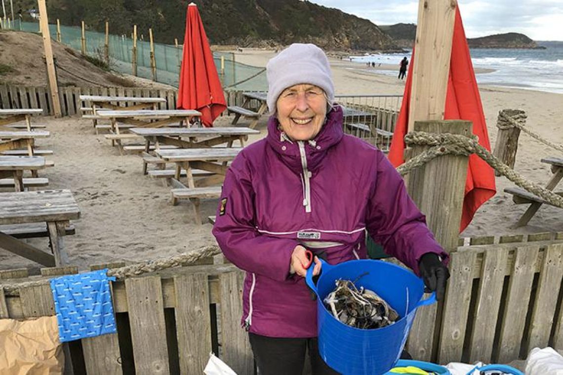 70χρονη γιαγιά καθαρίζει τις παραλίες για τις επόμενες γενιές