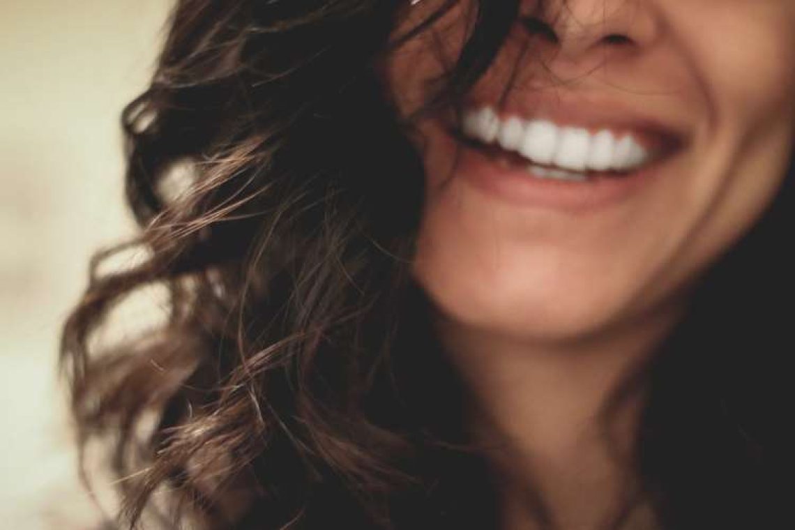 Η επιστήμη του χαμόγελου: Πόσο μεγάλη δύναμη έχει τελικά;