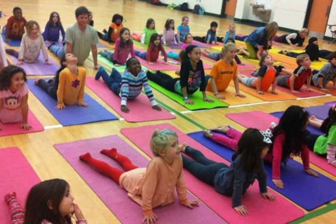 Η yoga στα πλαίσια του σχολείου βοηθά τα παιδιά να διαχειρίζονται το στρες και το άγχος